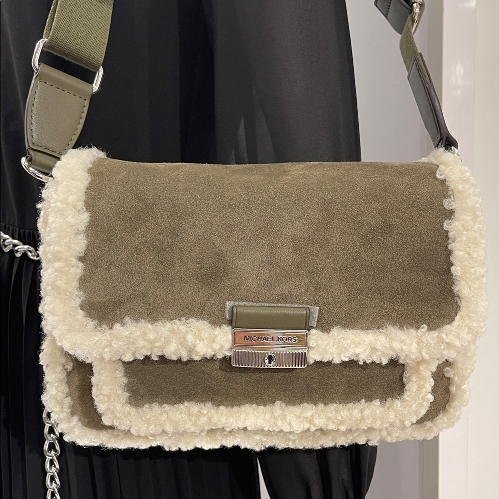 MICHAEL KORS Bradshaw Medium Suede and Faux Shearling Messenger Bag
Olive
NWT
L - Picture 14 of 16